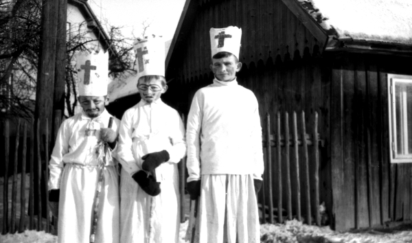 Kolędnicy [Trzej Królowie] w Cięcinie -  na zakręcie w 1968r. 